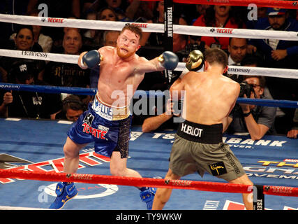 Canelo Alvarez wirft einen Stoß bei Gennady Golovkin während der CANELO Alvarez vs Gennady Golovkin 12-Runde im Mittelgewicht WM-Boxkampf, bei der T-Mobile Arena in Las Vegas, Nevada am 16. September 2017. Foto von James Atoa/UPI Stockfoto