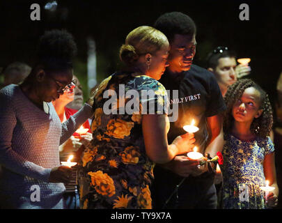 Veronica Hartfield, Mitte, Ehefrau des Getöteten LVMPD Officer Charleston Hartfield umfasst Sohn Ayzayah Hartfield als Tochter Savannah Hartfield, rechts, sucht bei einer Mahnwache für Charleston in Las Vegas am 5. Oktober 2017. Hartfield war Sonntag Nacht getötet, als ein bewaffneter Bandit Feuer auf der Route 91 Harvest Country Music Festival eröffnet, 58 Toten und über 500 in Las Vegas am 1. Oktober 2017 verletzt. Foto von Ronda Churchill/UPI Stockfoto