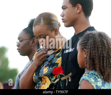 Veronica Hartfield, Mitte, Ehefrau des Getöteten LVMPD Officer Charleston Hartfield Bögen ihren Kopf in der Nähe von Son Ayzayah Hartfield und Tochter Savannah Hartfield, rechts, während einer Mahnwache für Charleston in Las Vegas am 5. Oktober 2017. Hartfield war Sonntag Nacht getötet, als ein bewaffneter Bandit Feuer auf der Route 91 Harvest Country Music Festival eröffnet, 58 Toten und über 500 in Las Vegas am 1. Oktober 2017 verletzt. Foto von Ronda Churchill/UPI Stockfoto