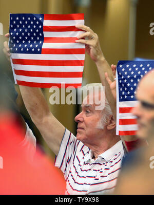 Ein Mann hält die Flagge während Vice President Mike Pence erfüllt die Teilnehmer bei Las Vegas City Hall Oktober 7, 2017, in Las Vegas. Pence sprach nach einem gemeinschaftlichen Gebet für die Opfer des 1. Oktober 2017, Las Vegas Massaker abgeschlossen. Foto von Ronda Churchill/UPI Stockfoto