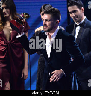 Juanes nimmt den Award für Best Pop/Rock Album für mich ist Flugzeuge Sohn Amarte" auf der Bühne während der Latin Grammy Awards in der MGM Garden Arena in Las Vegas, Nevada am 16. November 2017. Foto von Jim Ruymen/UPI Stockfoto