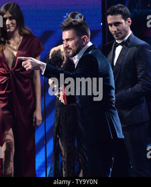 Juanes nimmt den Award für Best Pop/Rock Album für mich ist Flugzeuge Sohn Amarte" auf der Bühne während der Latin Grammy Awards in der MGM Garden Arena in Las Vegas, Nevada am 16. November 2017. Foto von Jim Ruymen/UPI Stockfoto