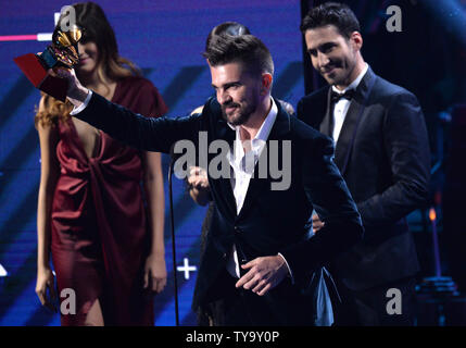 Juanes nimmt den Award für Best Pop/Rock Album für mich ist Flugzeuge Sohn Amarte" auf der Bühne während der Latin Grammy Awards in der MGM Garden Arena in Las Vegas, Nevada am 16. November 2017. Foto von Jim Ruymen/UPI Stockfoto