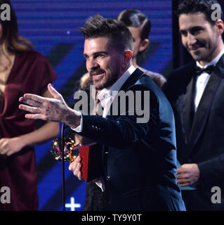 Juanes nimmt den Award für Best Pop/Rock Album für mich ist Flugzeuge Sohn Amarte" auf der Bühne während der Latin Grammy Awards in der MGM Garden Arena in Las Vegas, Nevada am 16. November 2017. Foto von Jim Ruymen/UPI Stockfoto