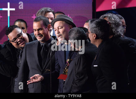 Ruben Blades (C) mit Roberto Delgado & Orquesta akzeptieren den Preis für das Album des Jahres auf der Bühne alsa Big Band" bei den Latin Grammy Awards in der MGM Garden Arena in Las Vegas, Nevada am 16. November 2017. Foto von Jim Ruymen/UPI Stockfoto