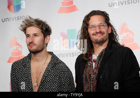 Nominees und Performer Mau und Ricky erscheinen backstage im 18 Latin Grammy Awards in der MGM Garden Arena in Las Vegas, Nevada am 16. November 2017. Foto von James Atoa/UPI Stockfoto