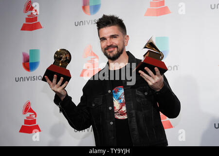 Juanes erscheint Backstage mit den Auszeichnungen für die besten engineered Album für mich ist Flugzeuge Sohn Amarte" und "Best Pop/Rock Album für mich ist Flugzeuge Sohn Amarte", die im Rahmen der 18. jährlichen Latin Grammy Awards in der MGM Garden Arena in Las Vegas, Nevada am 16. November 2017. Foto von James Atoa/UPI Stockfoto