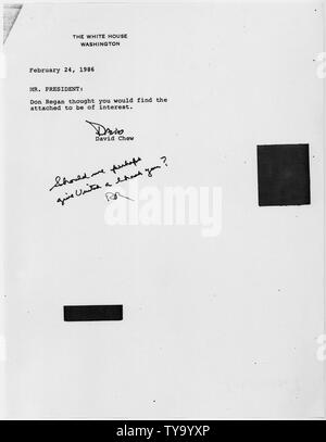 Noten zwischen David Kauen und Ronald Reagan, über United Airlines' Rolle folgende Space Shuttle Challenger Unfall; Umfang und Inhalt: Hinweis: Das Weiße Haus Personal Sekretär David Kauen von Präsident Reagan, die Übertragung von Schreiben der Kolumnist Jack Anderson zum Senior Vice President von United Airlines, und handschriftliche Reagan's Antwort auf das Kauen. Stockfoto