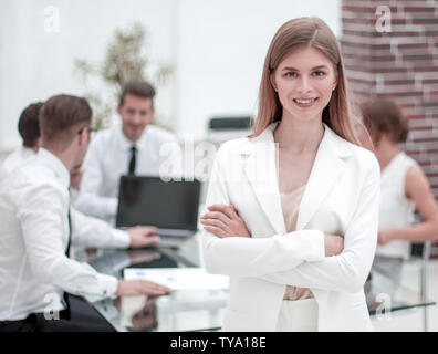 Junge Mitarbeiter im Büro Stockfoto