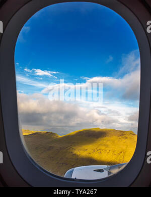 Flugzeug Fenster mit Blick auf die Landung auf Vagar Flughafen auf den Färöer Inseln Stockfoto