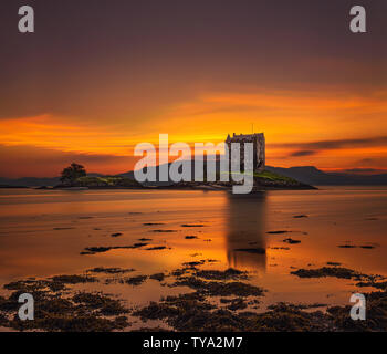 Sonnenuntergang über Castle Stalker auf Loch Appin in Schottland, Vereinigtes Königreich Stockfoto