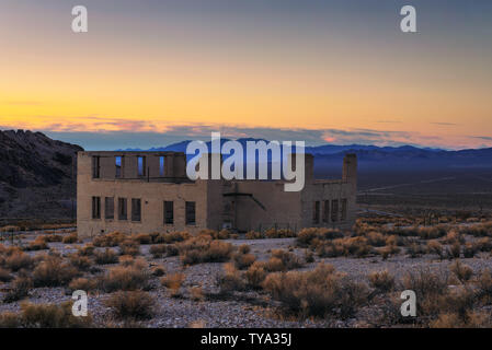 Sonnenuntergang über verlassene Gebäude in Rhyolith, Nevada Stockfoto