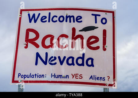 Rachel Straßenschild auf der SR-375 in Nevada, USA Willkommen