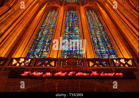 Leuchtreklame und Kirchenfenster in der anglikanischen Kathedrale, Liverpool Stockfoto