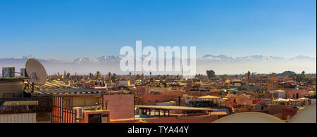 Panorama der Skyline der Stadt Marrakesch mit Atlas Gebirge im Hintergrund Stockfoto