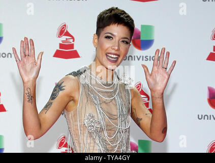 Halsey kommt auf dem roten Teppich für die 19 Latin Grammy Awards in der MGM Garden Arena in Las Vegas, Nevada am 15. November 2018. Foto von James Atoa/UPI Stockfoto