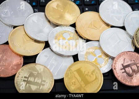 Crypto Währung Münzen - Bitcoin, Litecoin, Bindestrich, des Astraleums, Monero, IOATA, Welligkeit, NEO auf der Tastatur des Laptops Stockfoto