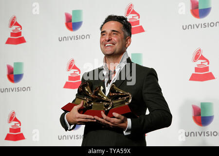 Jorge Drexler erscheint Backstage mit den Auszeichnungen für Song des Jahres für 'Telefonie', am besten Singer-songwriter-Album für die alvavidas De Hielo" und Platte des Jahres für 'Telefonie' während des 19. jährlichen Latin Grammy Awards in der MGM Garden Arena in Las Vegas, Nevada am 15. November 2018. Foto von James Atoa/UPI Stockfoto