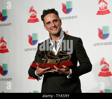 Jorge Drexler erscheint Backstage mit den Auszeichnungen für Song des Jahres für 'Telefonie', am besten Singer-songwriter-Album für die alvavidas De Hielo" und Platte des Jahres für 'Telefonie' während des 19. jährlichen Latin Grammy Awards in der MGM Garden Arena in Las Vegas, Nevada am 15. November 2018. Foto von James Atoa/UPI Stockfoto