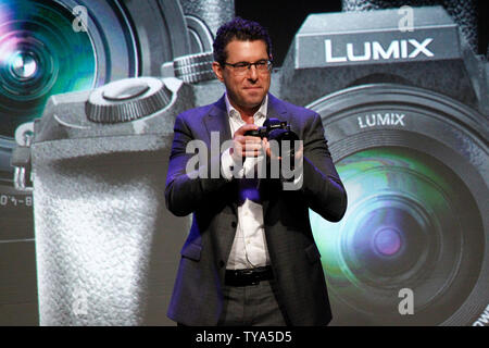 Michael Moskowitz, Präsident von Panasonic Kanada hält die neue Lumix S1R Full Frame spiegellosen Kamera auf der Bühne während der Panasonic Medien Tage Pressekonferenz auf der 2019 International CES, im Mandalay Bay Convention Center in Las Vegas, Nevada, 7. Januar 2019. Foto von James Atoa/UPI Stockfoto