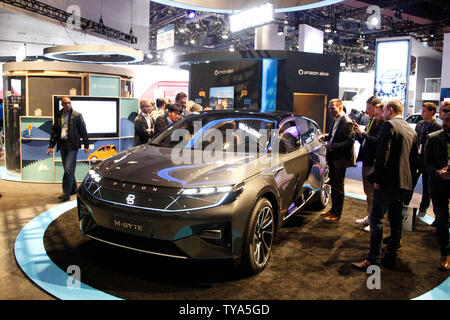 Kongressteilnehmer sammeln sich um die Alexa aktiviert Byton M-Byte Konzept Elektroauto auf der Amazon stand während der 2019 International CES, im Las Vegas Convention Center in Las Vegas, Nevada, 9. Januar 2019. Foto von James Atoa/UPI Stockfoto