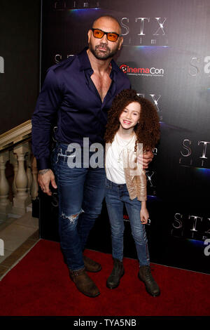 Dave Bautista und Chloe Coleman kommen für die CinemaCon 2019 STXfilms roter Teppich im Caesars Palace, Las Vegas, Nevada am 2. April 2019. Foto von James Atoa/UPI Stockfoto