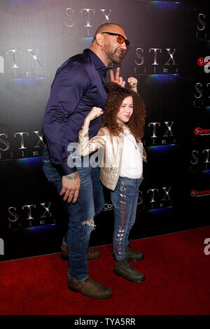 Dave Bautista und Chloe Coleman kommen für die CinemaCon 2019 STXfilms roter Teppich im Caesars Palace, Las Vegas, Nevada am 2. April 2019. Foto von James Atoa/UPI Stockfoto