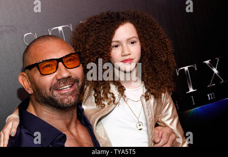 Schauspieler Dave Bautista und Chloe Coleman kommen für die CinemaCon 2019 STXfilms roter Teppich im Caesars Palace, Las Vegas, Nevada am 2. April 2019. Foto von James Atoa/UPI Stockfoto