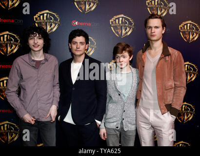 Schauspieler Finn Wolfhard, Aneurin Barnard, Oakes und Fegley Ansel Elgort vom "stieglitz" Anreise für die CinemaCon 2019 Warner Bros Studio roter Teppich im Caesars Palace, Las Vegas, Nevada am 2. April 2019. Foto von James Atoa/UPI Stockfoto