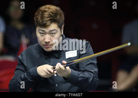 Yan Bingtao von China eine Auffassung ein Schuß nach Norwegen in der Gruppe ein Spiel während der Beverly 2019 Snooker Wm in Wuxi City, der ostchinesischen Provinz Jiangsu, 25. Juni 2019. China eine besiegt Norwegen 4-1. Stockfoto