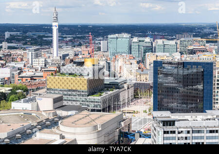 Luftaufnahme von Birmingham Broad Street in Richtung Stadtzentrum. Abgebildet sind die Bibliothek, die Rep-Theater, BT Tower der ICC und der Symphony Hall. Stockfoto