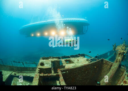 Ein Taucher schwimmt über die KARTHAGISCHE, Lahaina, Sehenswürdigkeit, die als künstliche Riff vor Lahaina, Maui, Hawaii im Dezember 2005 versenkt wurde. Die Atlantis s Stockfoto