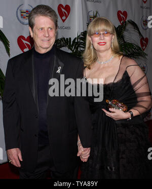 Sänger und Komponist Brian Wilson (L) Land seine Frau Melinda kommen für die Musicares Person des Jahres 2005 Tribut Abendessen Wilson Ehren im Paladium in Hollywood" in Los Angeles, Kalifornien, 11. Februar 2005. Wilson, ein ehemaliges Mitglied der legendären Gesangsgruppe der Beach Boys, weiter zu komponieren und weltweit durchführen. Musicares unterstützt Musiker mit finanziellen, medizinischen und persönlichen Bedürfnisse. (UPI Foto/Jim Ruymen) Stockfoto