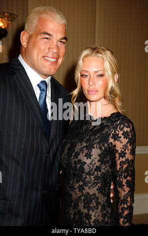 Tito Ortiz und Jenna Jameson ankommen auf dem roten Teppich auf der 18. jährlichen Nacht von 100 Sterne Oscar viewing Party im Beverly Hills Hotel in Beverly Hills, Kalifornien am 24. Februar 2008. (UPI Foto/David Silpa) Stockfoto