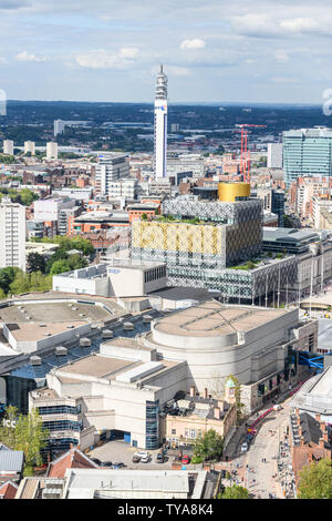 Luftaufnahme von Birmingham Broad Street in Richtung Stadtzentrum. Abgebildet sind die Bibliothek, die Rep-Theater, BT Tower der ICC und der Symphony Hall. Stockfoto