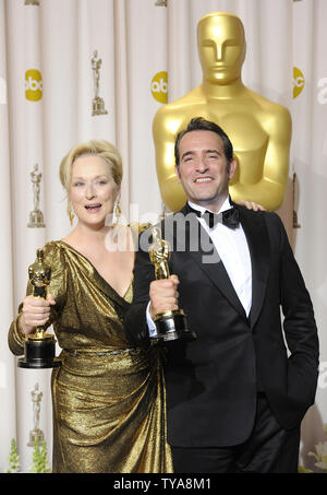 Jean Dujardin, Bester Schauspieler und beste Schauspielerin Meryl Streep, Sieger, Pose backstage bei der 84Th Academy Awards in Hollywood" in Los Angeles am 26. Februar 2012. UPI/Phil McCarten Stockfoto