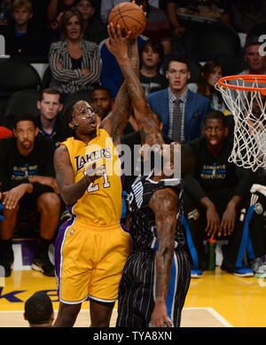 Los Angeles Lakers Forward Ed Davis (21) hat seinen Schuß von Orlando Magic, Kyle O'Quinn während der ersten Hälfte des NBA Spiel bei Staples Center in Los Angeles, Januar 9, 2015 blockiert. Die Lakers schlagen die Magie 101-84. UPI/Jon SooHoo Stockfoto