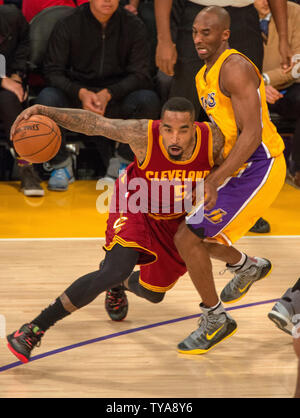 Cleveland Cavalier guard J.R Smith (L) fährt von Los Angeles Lakers guard Kobe Bryant im ersten Halbjahr ihrer NBA Spiel bei Staples Center in Los Angeles, 15. Januar 2015. Die Kavaliere besiegten die Lakers 109-102. UPI/Jon SooHoo Stockfoto