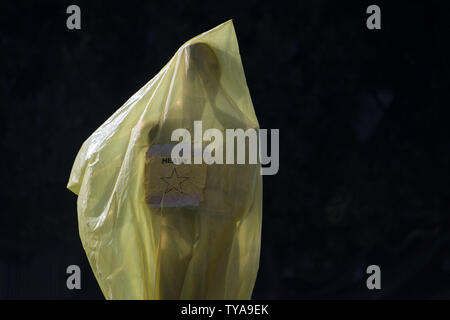 Eine überdachte Oscar Statue in einen Speicherbereich direkt an den roten Teppich gesehen als Vorbereitung für die 89. jährlichen Academy Awards in Hollywood" in Los Angeles am 24. Februar 2017. 2017 Academy Awards findet am Sonntag, den 25. Februar. Foto von Kevin Dietsch/UPI Stockfoto