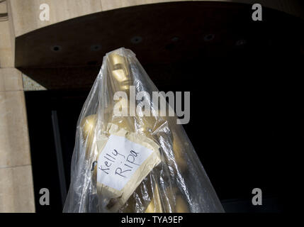 Eine überdachte Oscar Statue in einen Speicherbereich direkt an den roten Teppich gesehen als Vorbereitung für die 89. jährlichen Academy Awards in Hollywood" in Los Angeles am 24. Februar 2017. 2017 Academy Awards findet am Sonntag, den 25. Februar. Foto von Kevin Dietsch/UPI Stockfoto