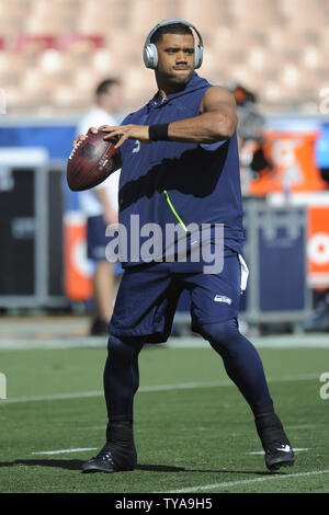 Seattle Seahawks Quarterback Russell Wilson Praktiken vor dem Spiel an der Memorial Coliseum in Los Angeles, Kalifornien am 8. Oktober 2017. Foto von Lori Shepler/UPI Stockfoto