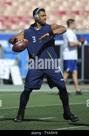 Seattle Seahawks Quarterback Russell Wilson Praktiken vor dem Spiel an der Memorial Coliseum in Los Angeles, Kalifornien am 8. Oktober 2017. Foto von Lori Shepler/UPI Stockfoto