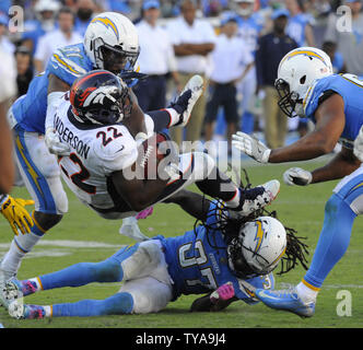 Denver Broncos C.J. Anderson ist durch das Los Angeles Ladegeräte in der zweiten Hälfte an der StubHub Center in Carson, Kalifornien am 22. Oktober 2017 beendet. Die Ladegeräte gewann 21 zu 0. Foto von Lori Shepler/UPI Stockfoto