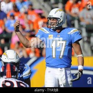 Los Angeles Ladegeräte Philip Flüsse fordert ein Spiel gegen die Denver Broncos in der zweiten Hälfte an der StubHub Center in Carson, Kalifornien am 22. Oktober 2017. Die Ladegeräte gewann 21 zu 0. Foto von Lori Shepler/UPI Stockfoto