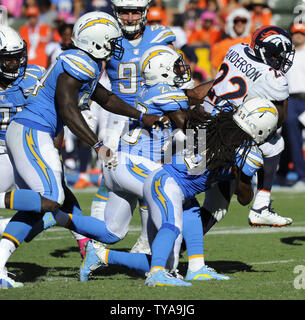 Denver Broncos C.J. Anderson ist durch das Los Angeles Ladegeräte in der zweiten Hälfte an der StubHub Center in Carson, Kalifornien am 22. Oktober 2017 beendet. Die Ladegeräte gewann 21 zu 0. Foto von Lori Shepler/UPI Stockfoto