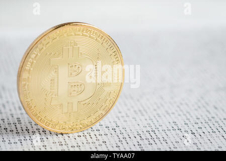 Crypto Währung Münze - golden Bitcoin auf Schwarz und Weiß die binäre 1 und 0 Hintergrund Stockfoto