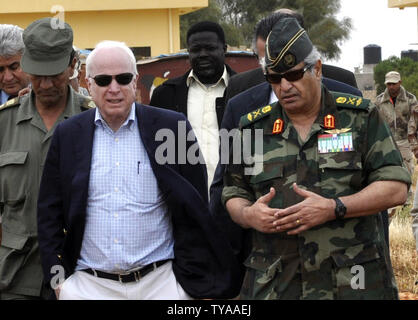 US-Senator John McCain, R-AZ, (R) und dem libyschen Rebel militärischer Führer Abdel-Fattah Younis (R) Tour ihren Sitz in ihren östlichen Bollwerk Stadt Benghazi am 22. April 2011. McCain forderte die internationale Gemeinschaft auf die Rebellen "Übergangs Nationalrat (TNC) als 'legitimen' Stimme des libyschen Volkes erkennen. UPITarek Alhuony Stockfoto