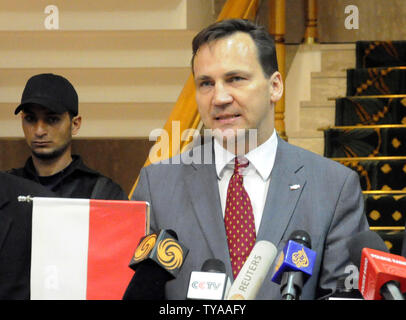 Der polnische Außenminister Radoslaw Sikorski hält eine gemeinsame Pressekonferenz mit Abdul Hafiz Ghoqa, Sprecher des Libyschen Nationalen Übergangsrat (NTC), (nicht gesehen) im östlichen Rebel Hochburg von Benghazi am 11. Mai 2011 während seiner unangekündigter Besuch für die Stadt als Kampf tobt zwischen anti-Regime Rebellen und Muammar al-Gaddafi Kräfte. UPITarek Alhuony. Stockfoto