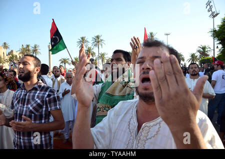 Menschen versammeln sich an Märtyrer Square, ehemals grünes Quadrat bekannt, für Eid Al-Fitr Gebet am 31. August in Tripolis, Libyen 2011. Die libyer feierten ihren ersten Eid Al-Fitr in 42 Jahren unter einem neuen Regime. UPI/Tarek Elframawy Stockfoto