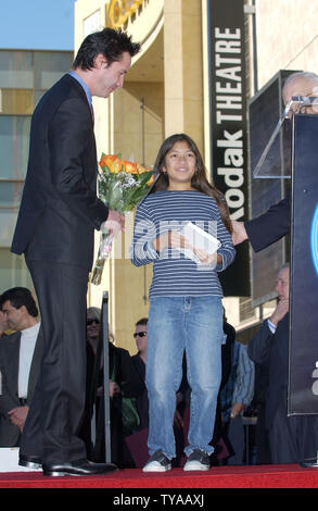 Schauspieler Keanu Reeves erhält Blumen aus Ventilator Molly Acayan während einer Zeremonie Enthüllung Reeves' Stern auf dem Hollywood Walk of Fame Januar 31, 2005, in Los Angeles. Reeves' Star ist außerhalb des Kodak Theater in der Nähe von Highland Avenue (UPI Foto/John Hayes) entfernt Stockfoto